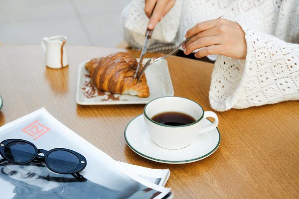 Quels sont les bienfaits des sérums à base d'acide hyaluronique pour la peau et comment les appliquer?