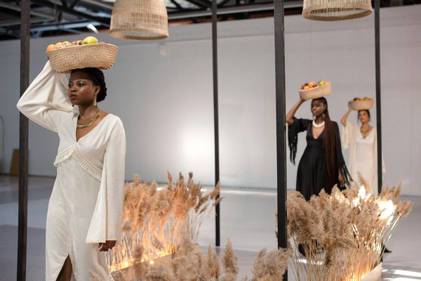 Comment intégrer des accessoires en métal doré dans une tenue de soirée?